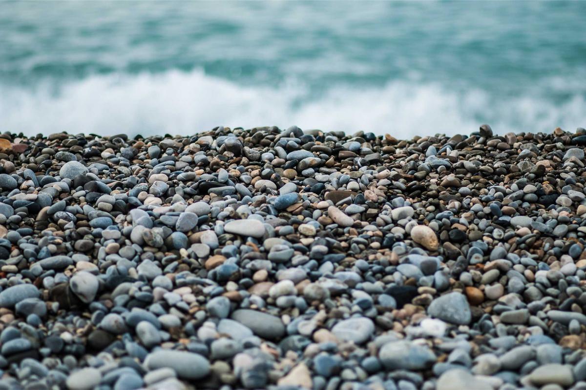 Grille technique et projecteurs suspendus au-dessus de la scène